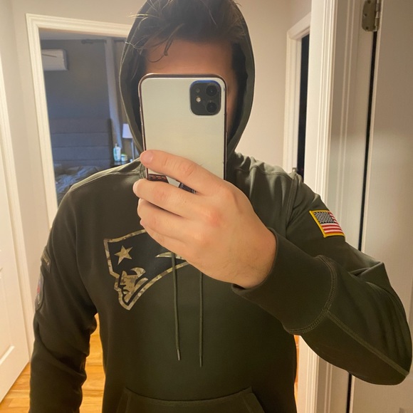 Nike Therma-Fit New-England Patriots hoodie.salute to service edition. - Picture 5 of 7